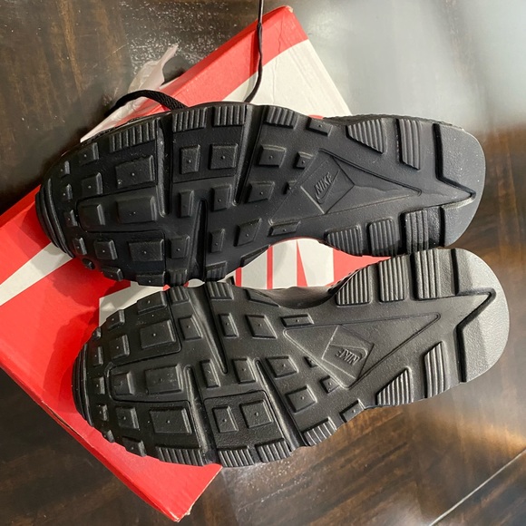 NIKE HUARACHE RUN GS YOUTH SIZE 5Y 
NEW BLACK HABANERO RED NWB - Picture 5 of 6